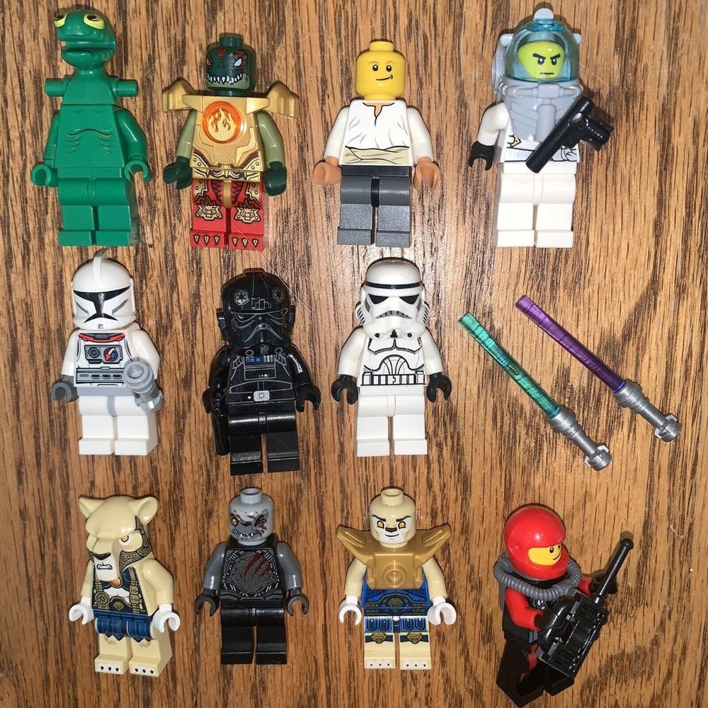 Lego Minifig Lot-Star Wars Storm Trooper-Dino-Lizard-Bear-Weapon-Light Sabers